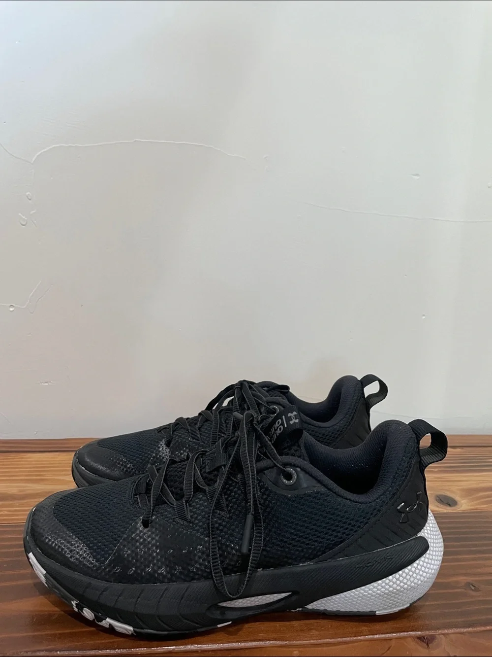 Women’s Under Armour UA HOVR Ascent Basketball Shoes 9 Black White 3025680 001